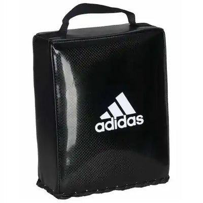 Eine schwarzes Adidas Schlagkissen