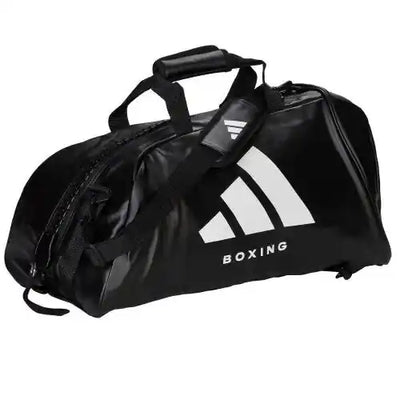 Eine schwarze Adidas Sporttasche