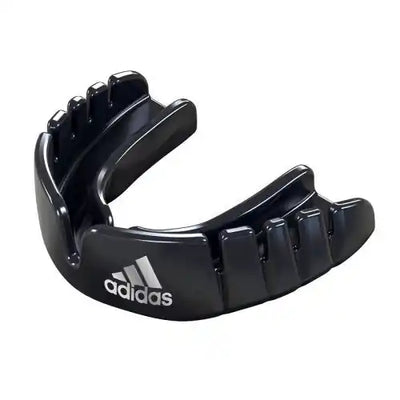 Ein schwarter Adidas Zahnschutz