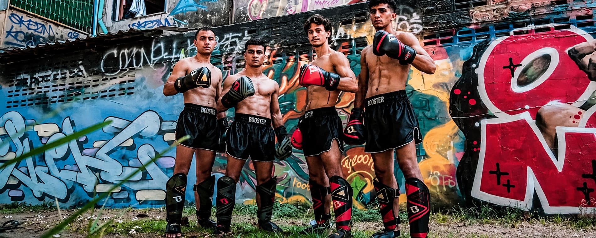 Bild mit mehreren Muay Thai Kämpfern mit Kampfsport Ausrüstung