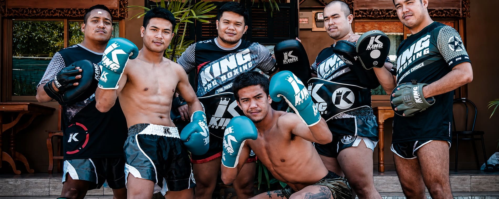Bild mit mehreren Muay Thai Kämpfern mit Kampfsport Ausrüstung