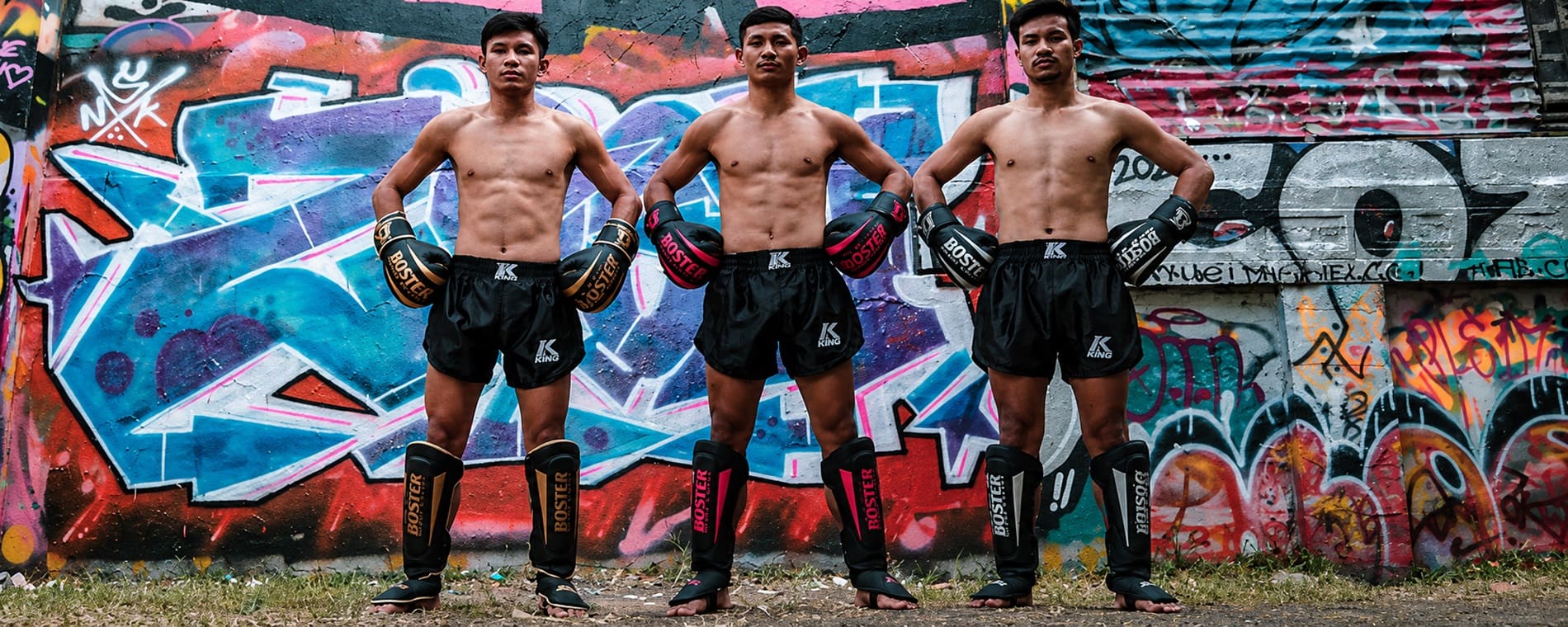 Bild mit mehreren Muay Thai Kämpfern mit Kampfsport Ausrüstung