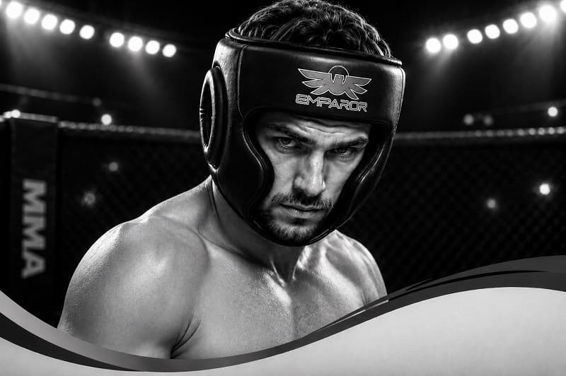 Eine Person steht in einem MMA Cage, im Fokus stehen der Kopfschutz den die Person trägt