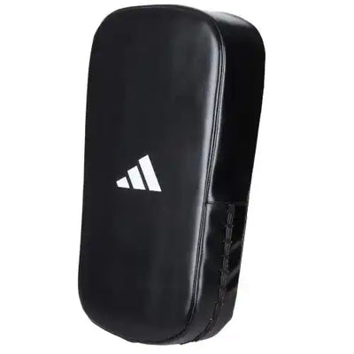 eine schwarze Adidas Muay Thai Pratze